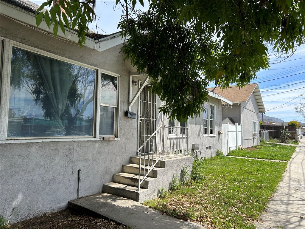 a view of a house with a yard