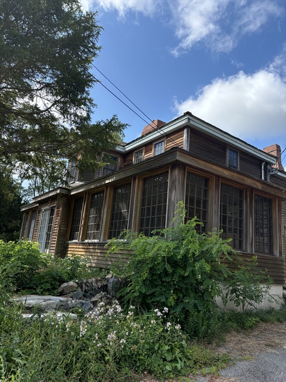 a view of front of house with a small yard