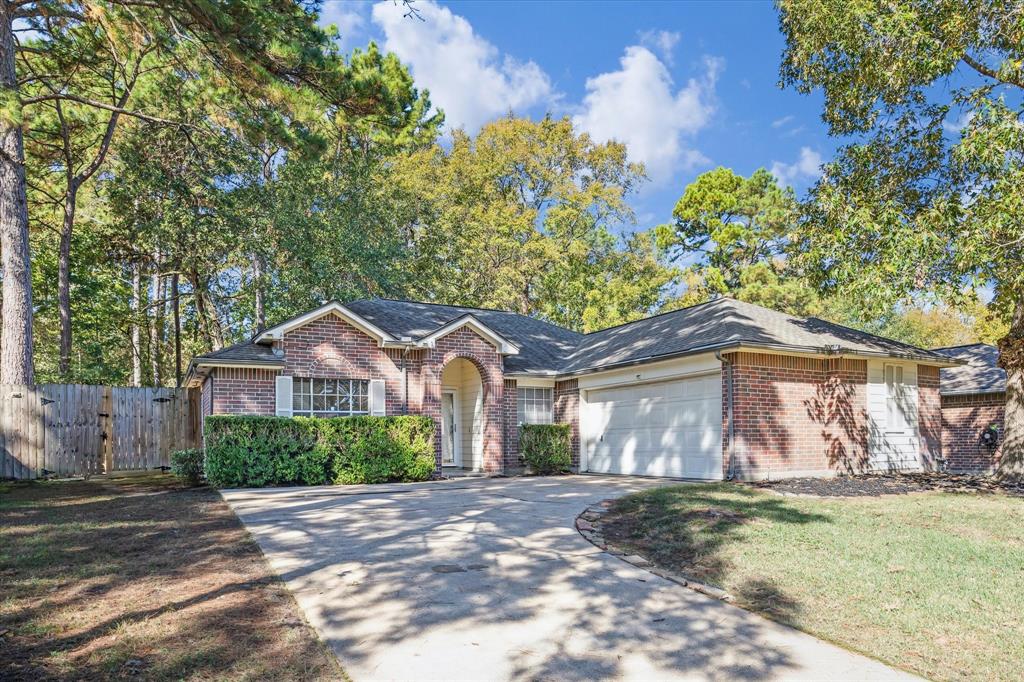 Welcome to this beautiful 1-story home in Clovercreek! The home sits high up on the lot and has never flooded.