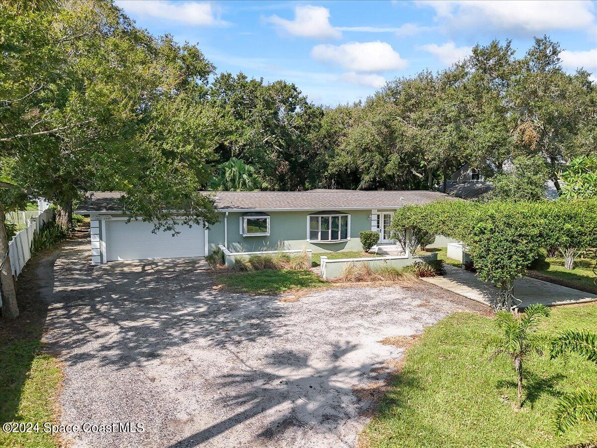 a view of a house with backyard