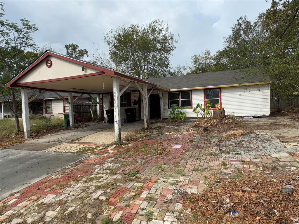 a view of a house with backyard