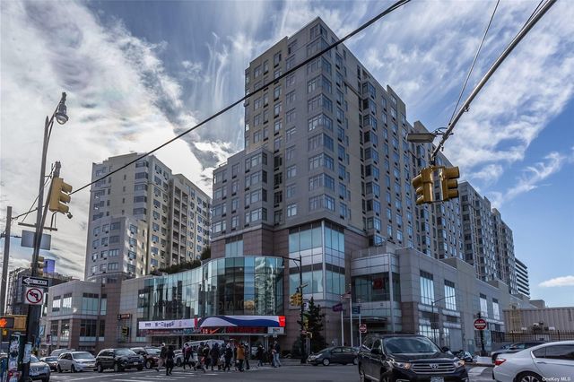 $988,000 | 40-28 College Point Boulevard, Unit 1806 | Flushing