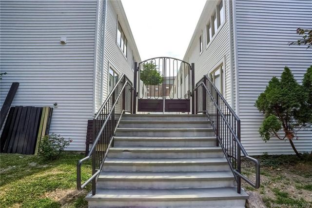 $3,400 | 141 Grove Street, Unit S | Glenbrook