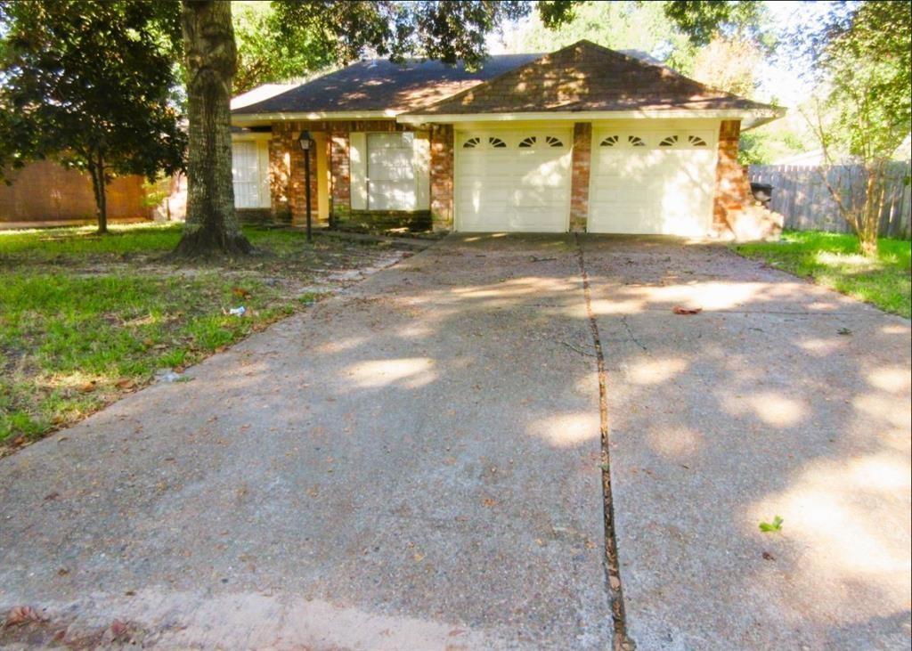 a view of a back yard of the house