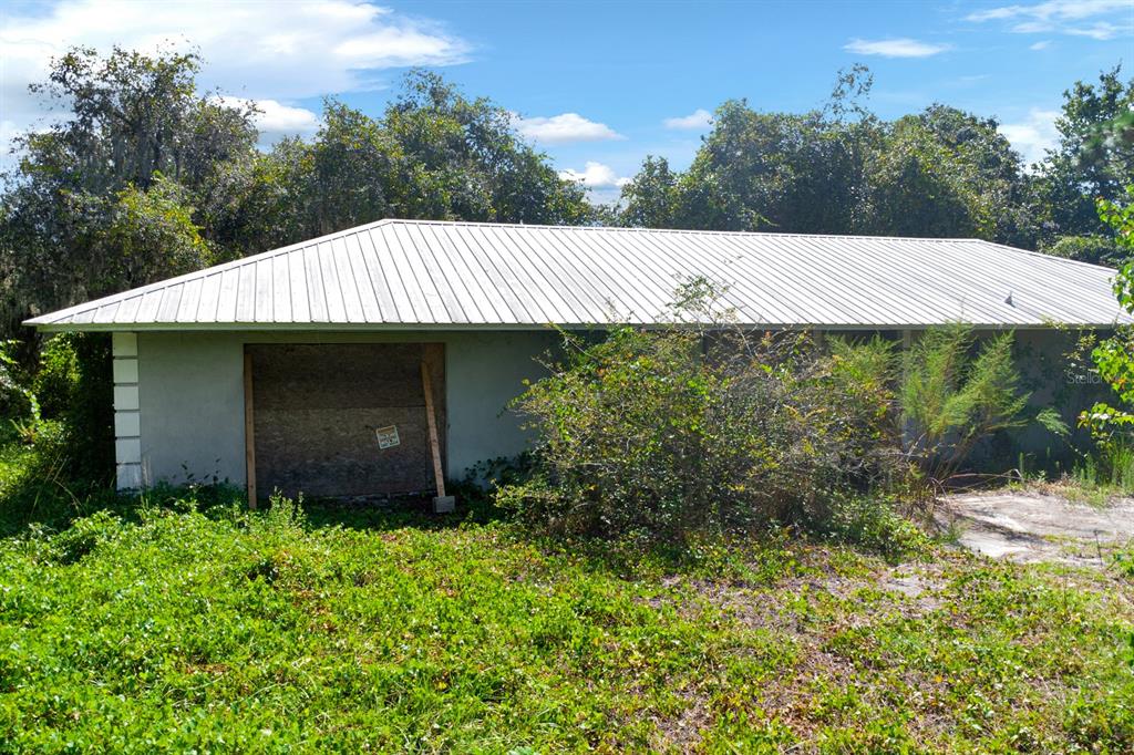 a view of a back yard of the house