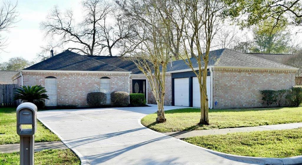 a view of a house with backyard and tree