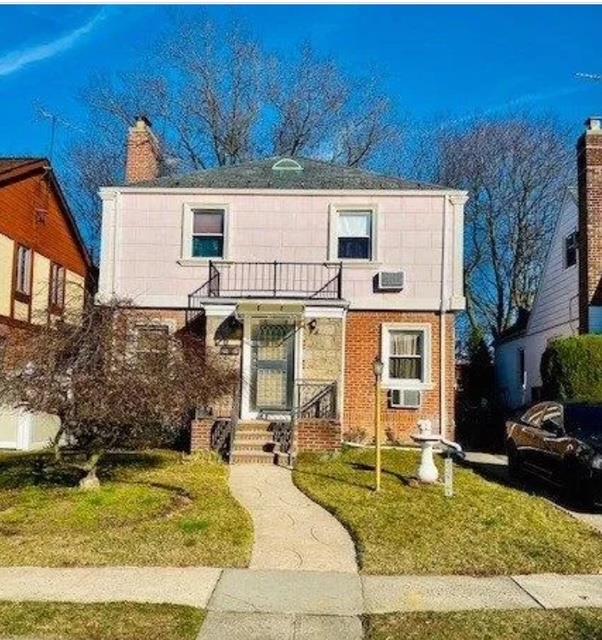 View of front facade featuring a front yard