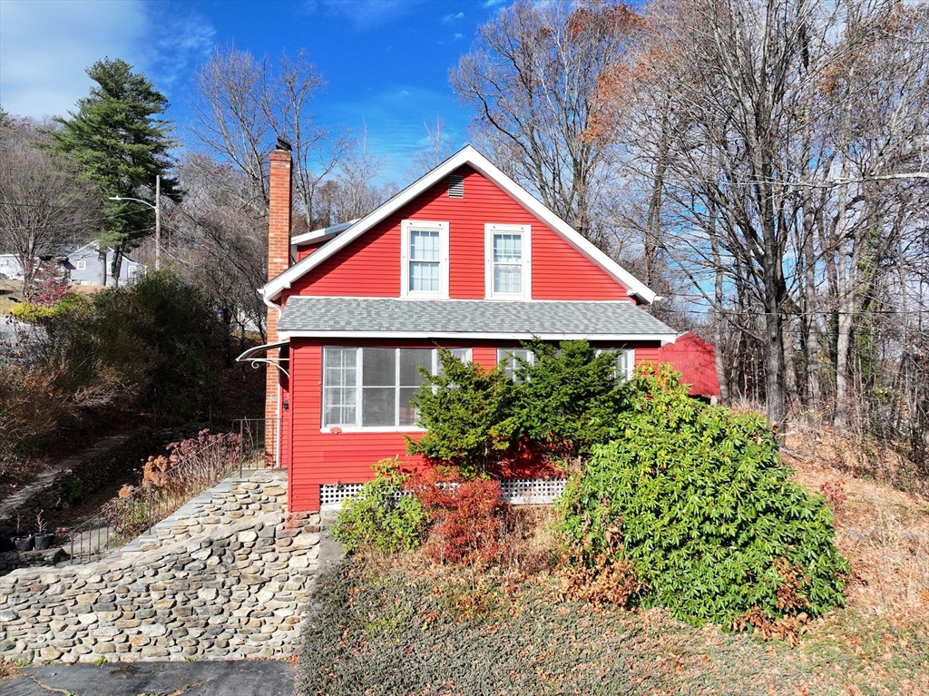 a view of a house with yard and garden