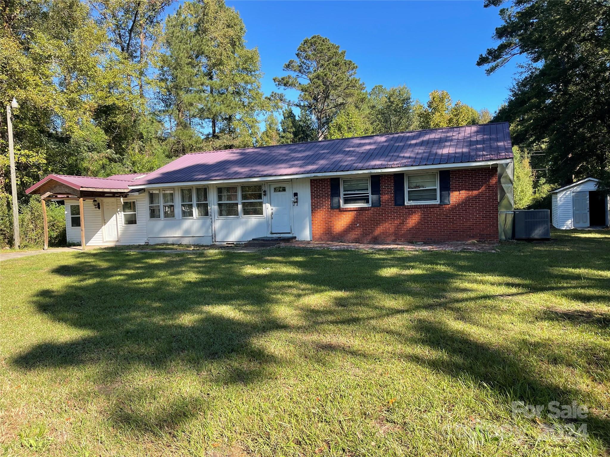 a view of a house with a yard