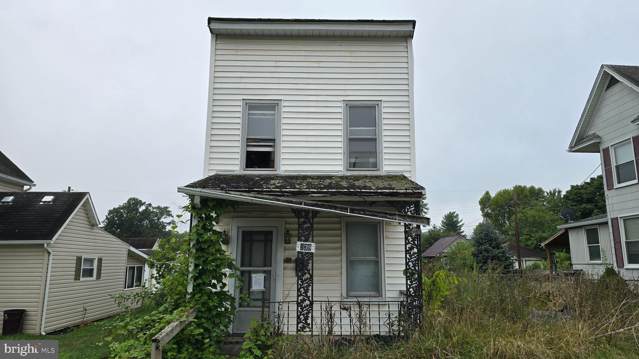 a view of a back yard of the house