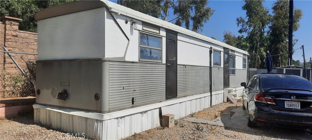 a view of a back yard of the house