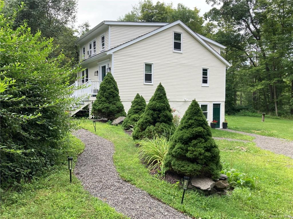 a view of a house with yard and plants