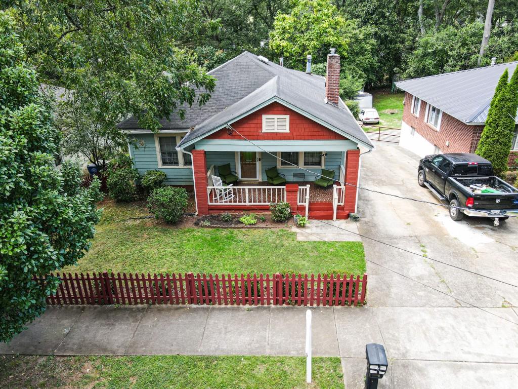 a view of front of a house with a yard