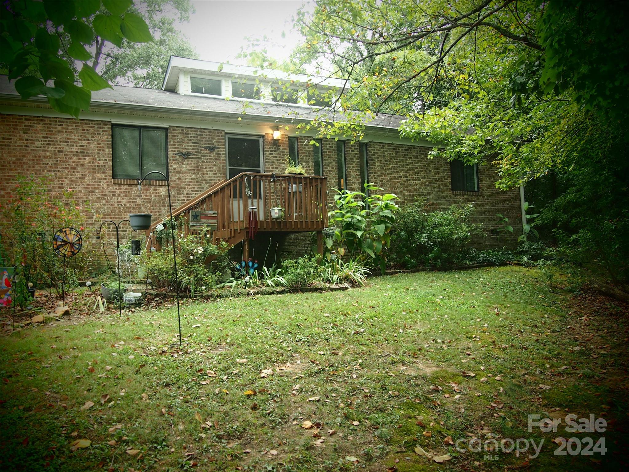 a view of a house with a backyard