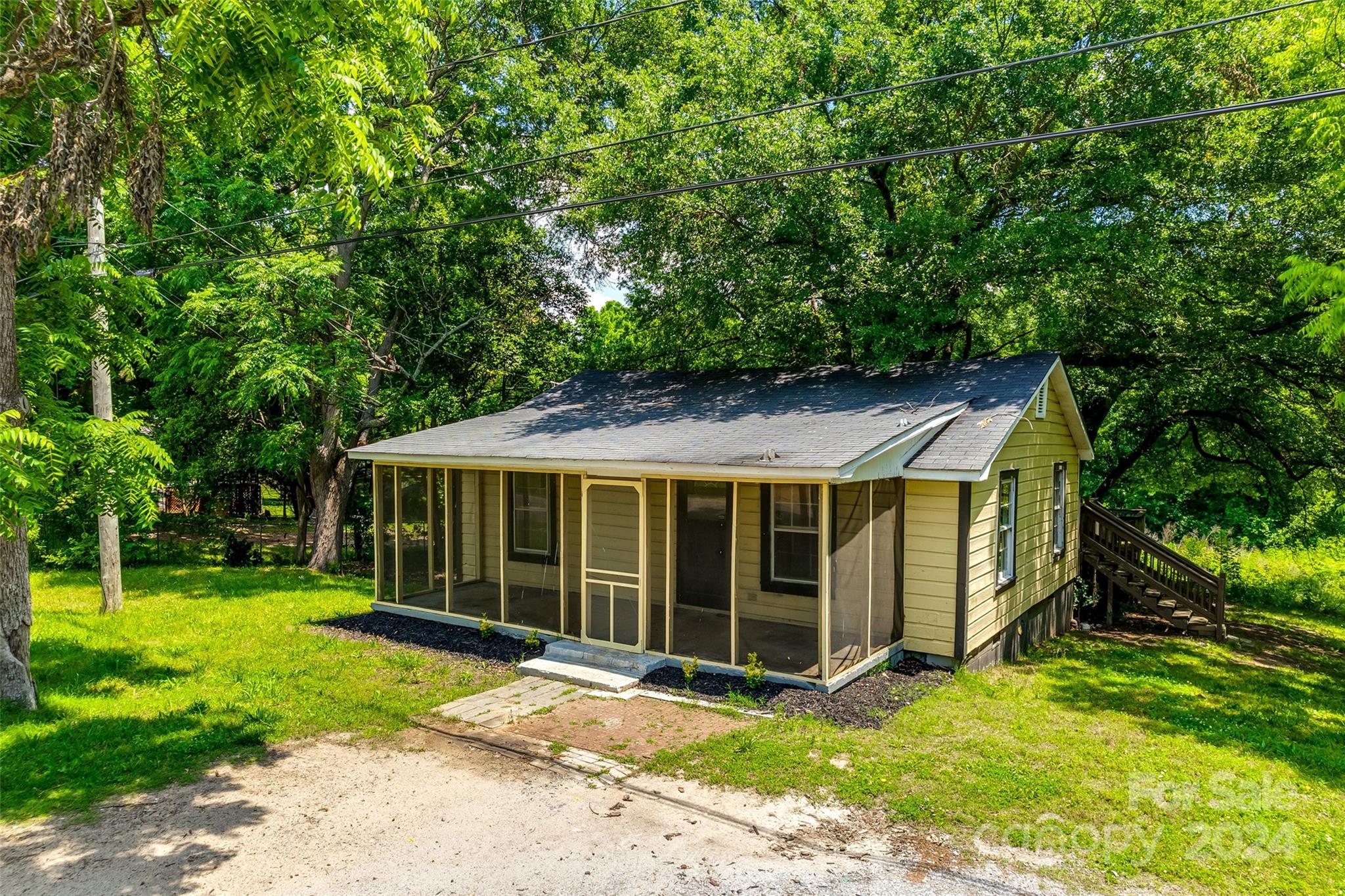 a view of a house with a yard