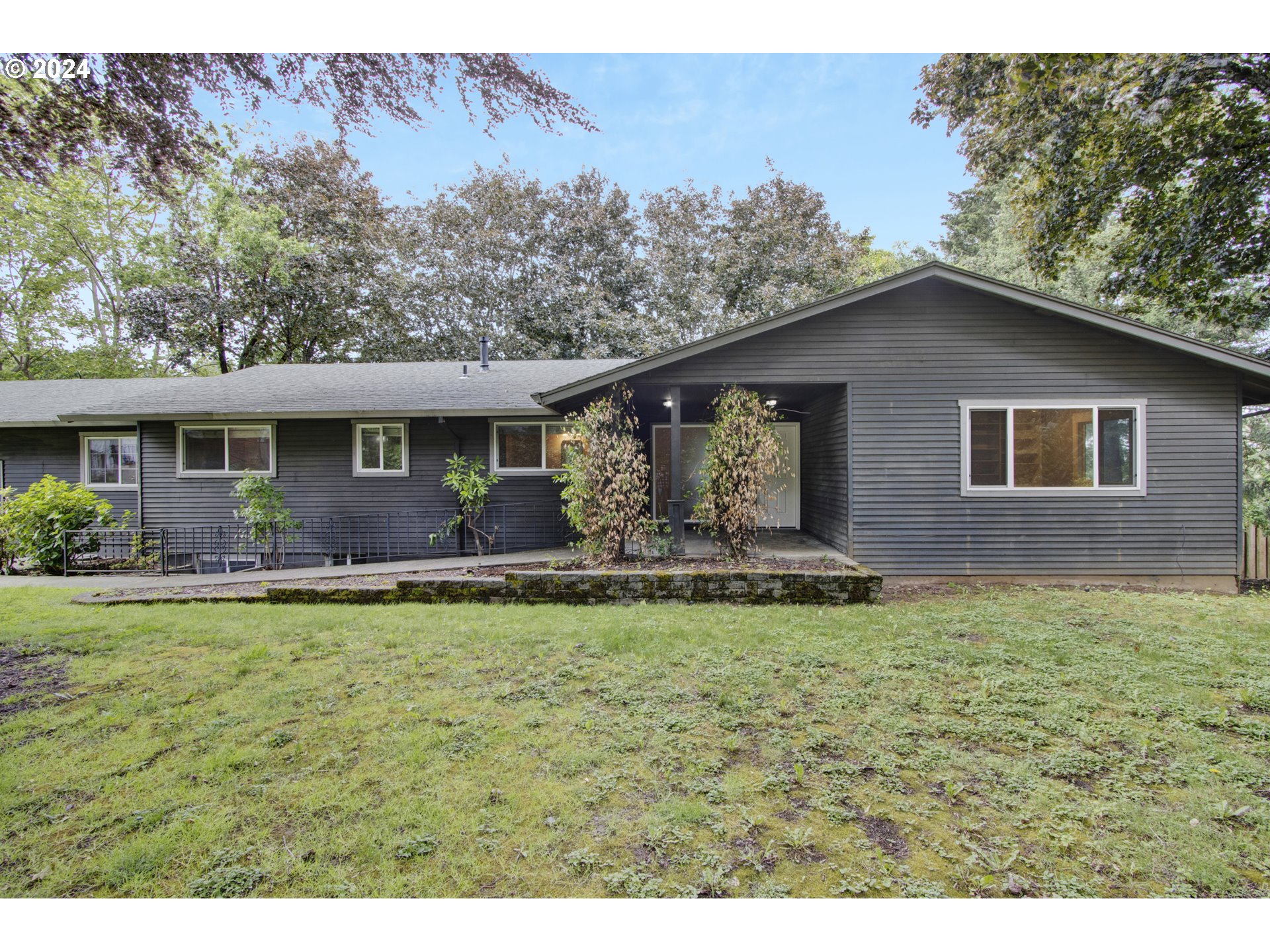 a view of a house with back yard