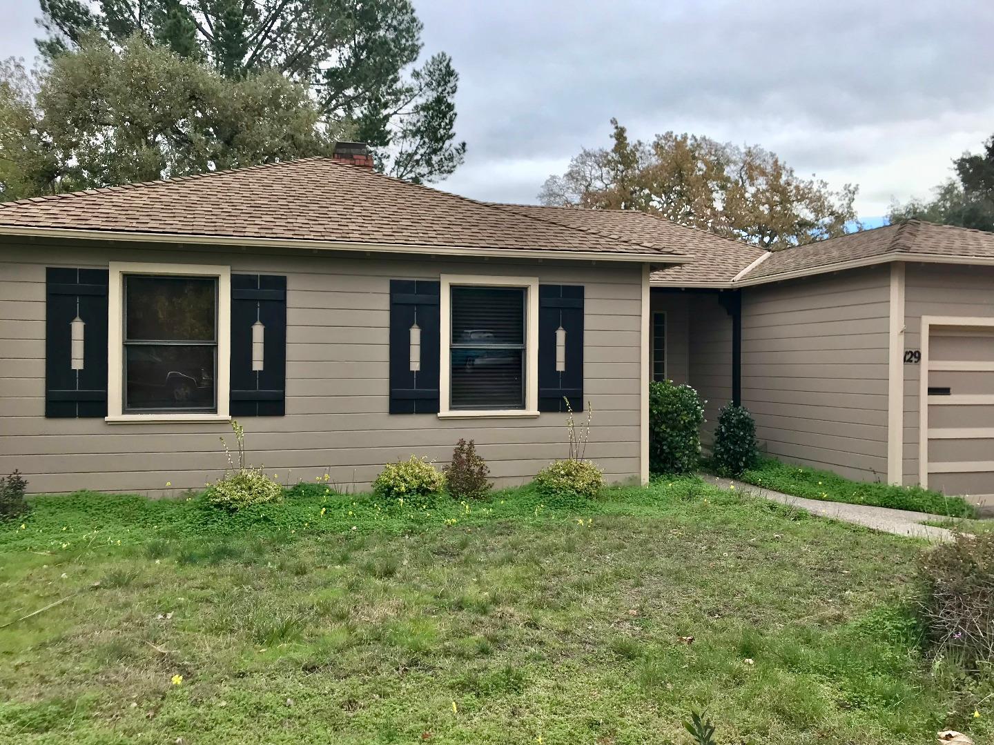 a view of front of a house with a yard