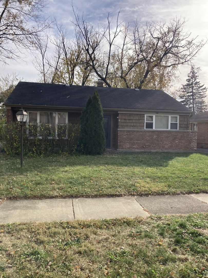 a view of house with a yard