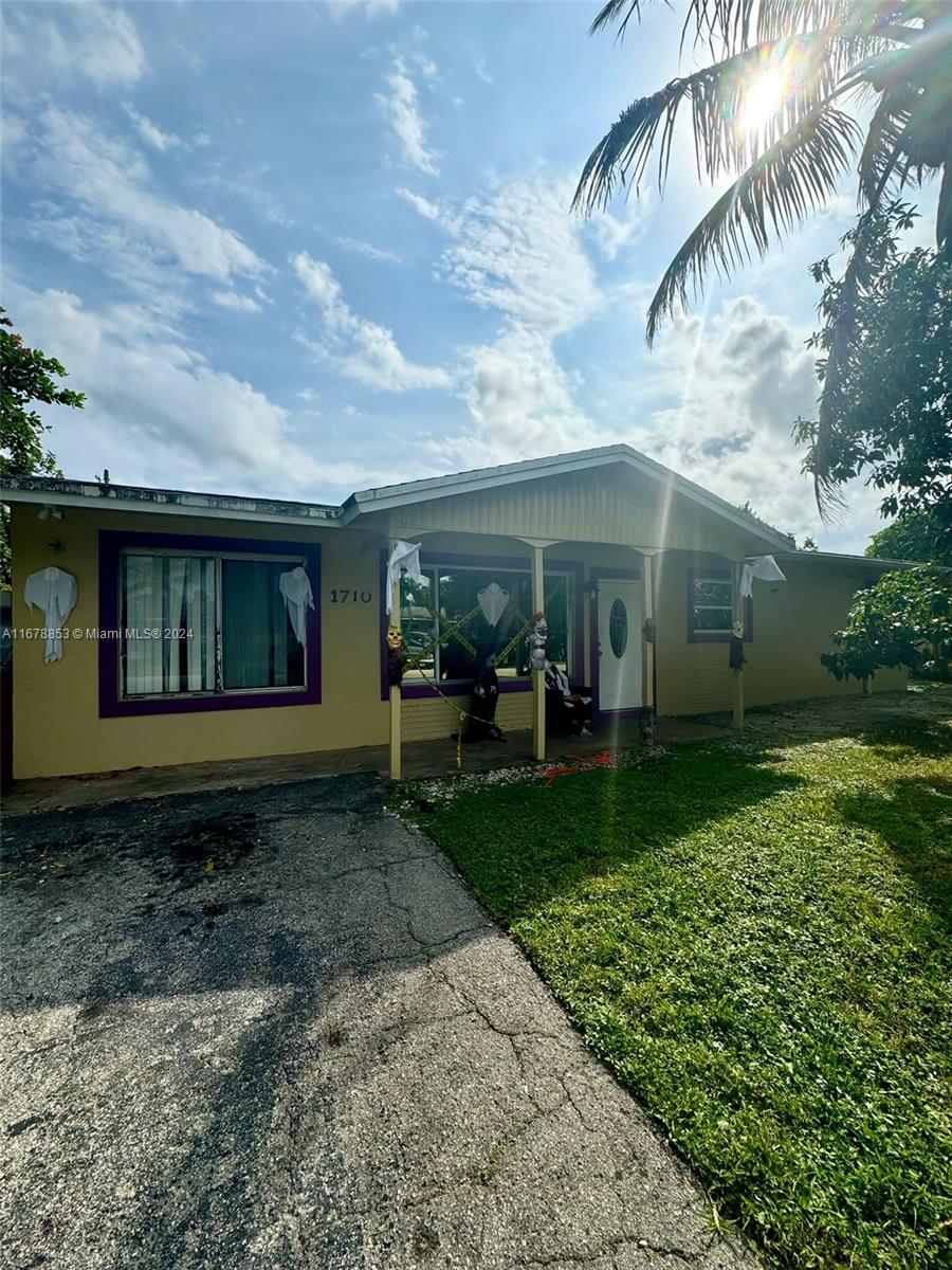 a view of a house with a yard