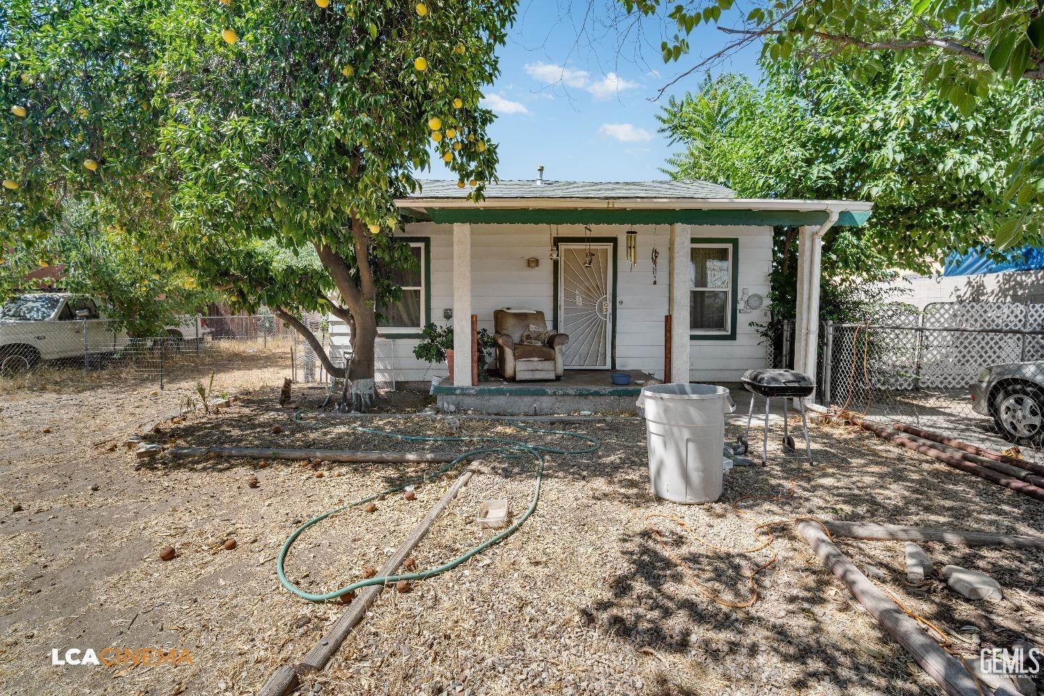 a view of a house with backyard