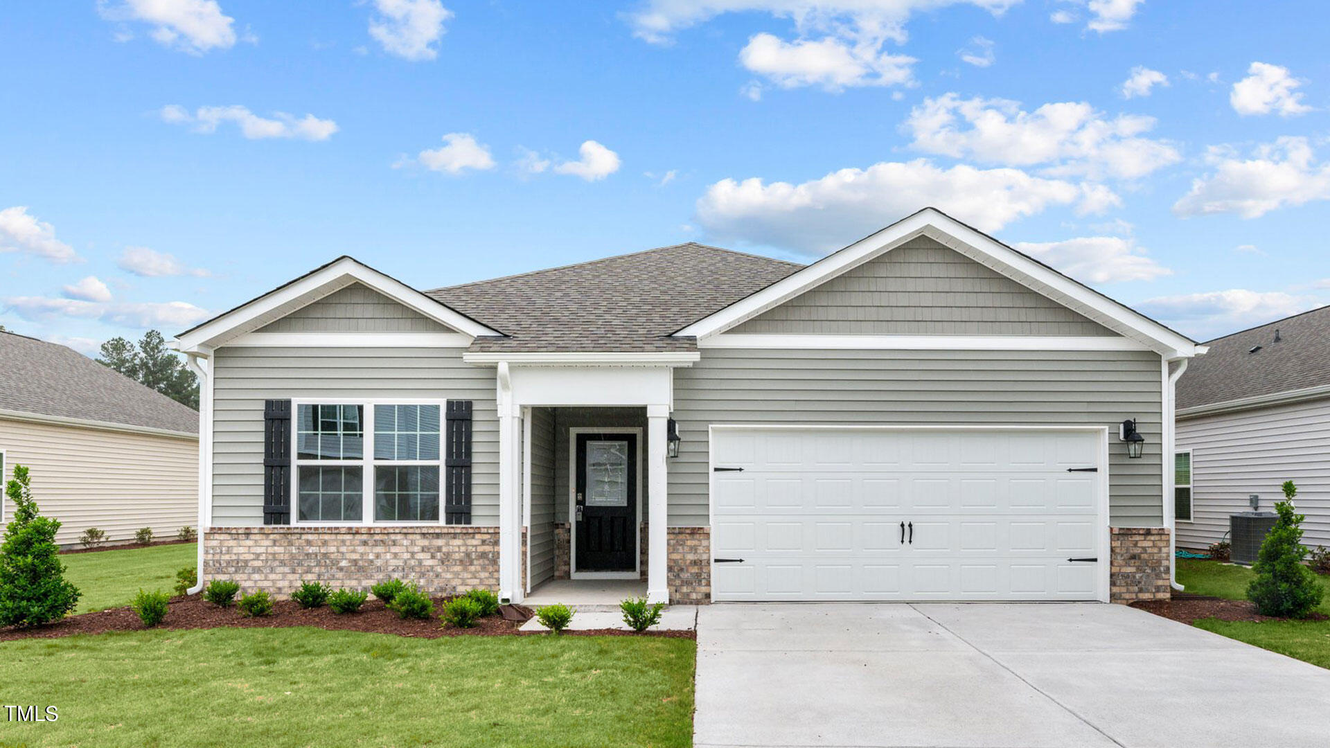 a view of a house with yard