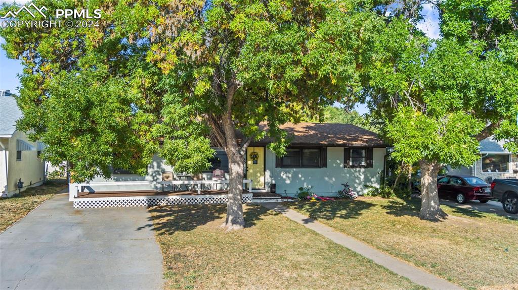 a view of a house with a yard