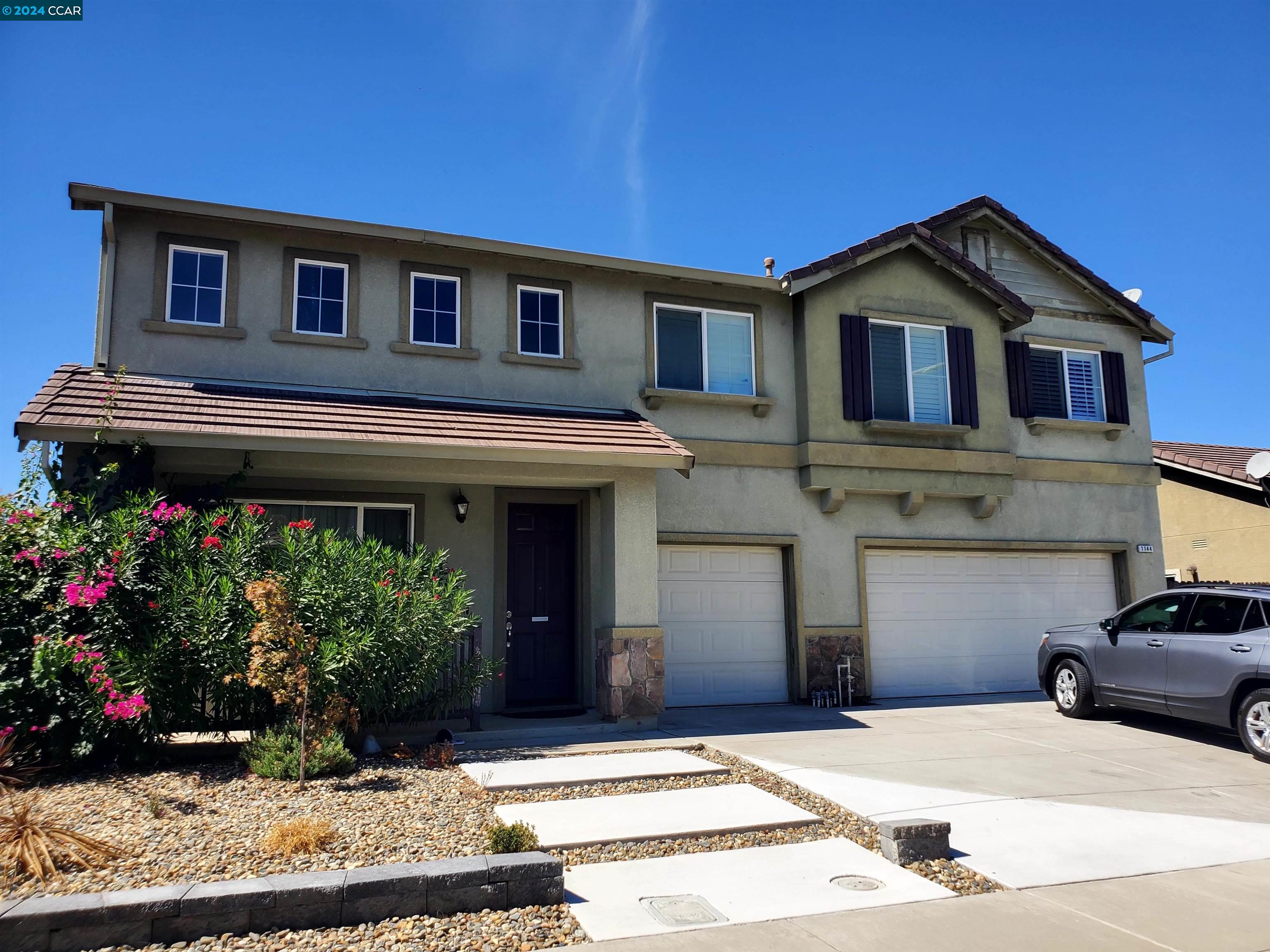 a front view of house with yard