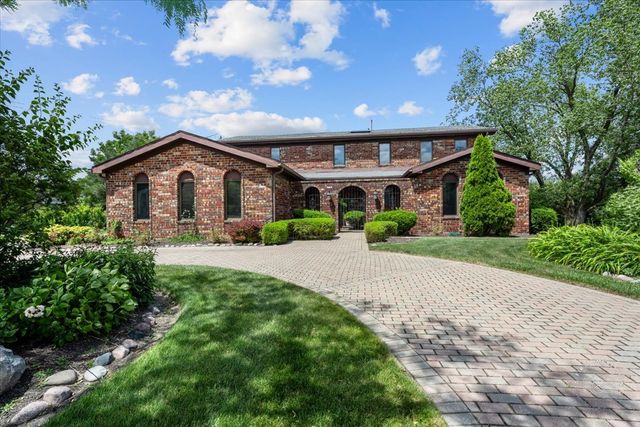 $850,000 | 407 Royal Glen Court | York Township - DuPage County