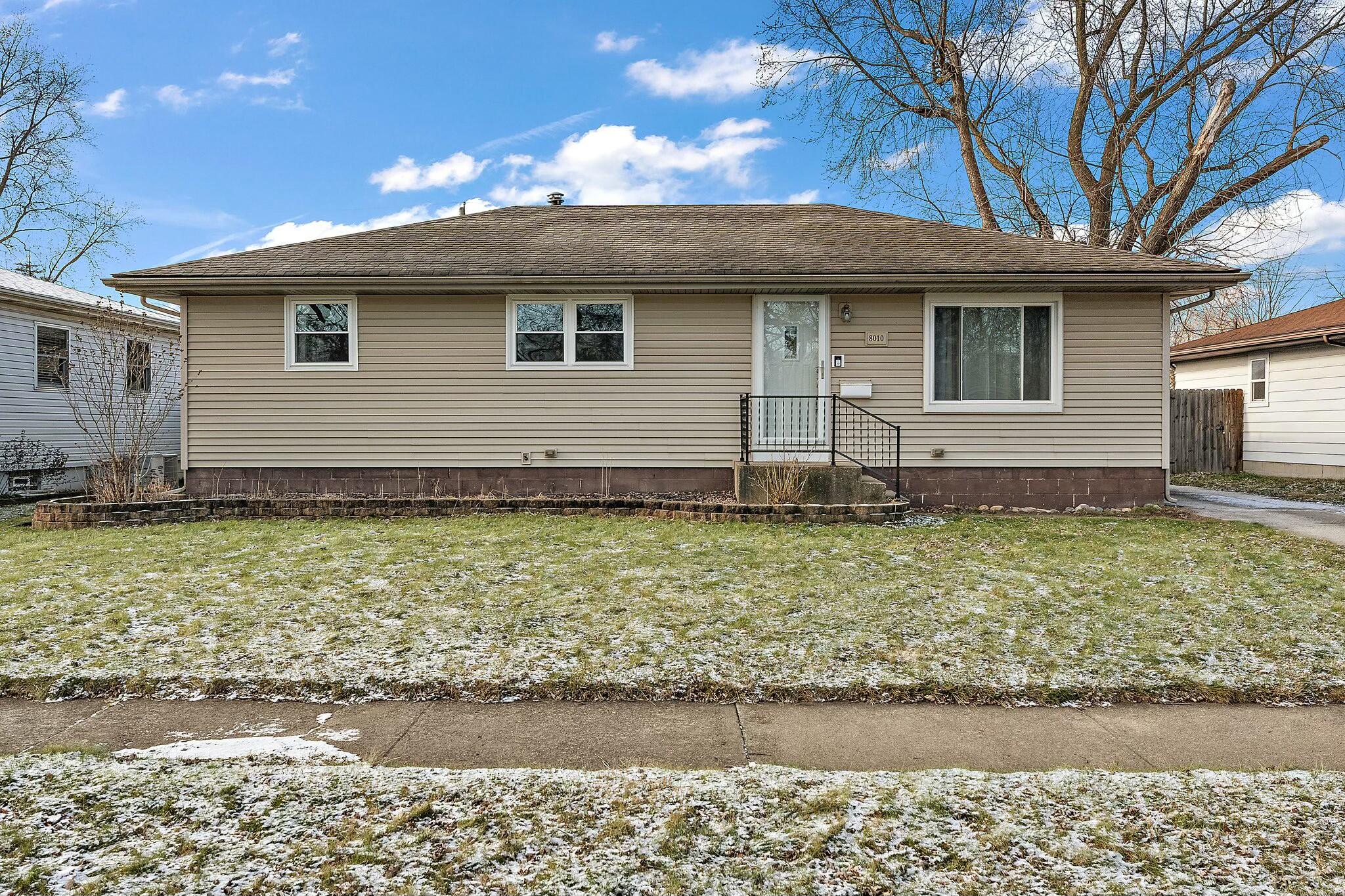 a view of a house with a yard