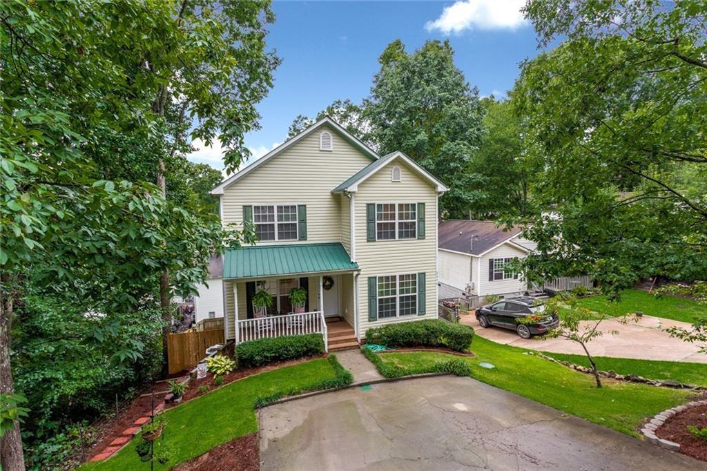 a view of a yard in front of house