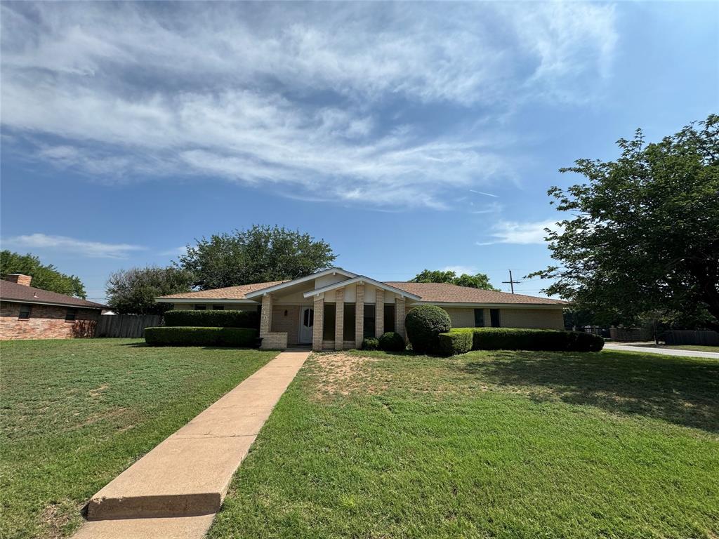 a view of a house with a yard