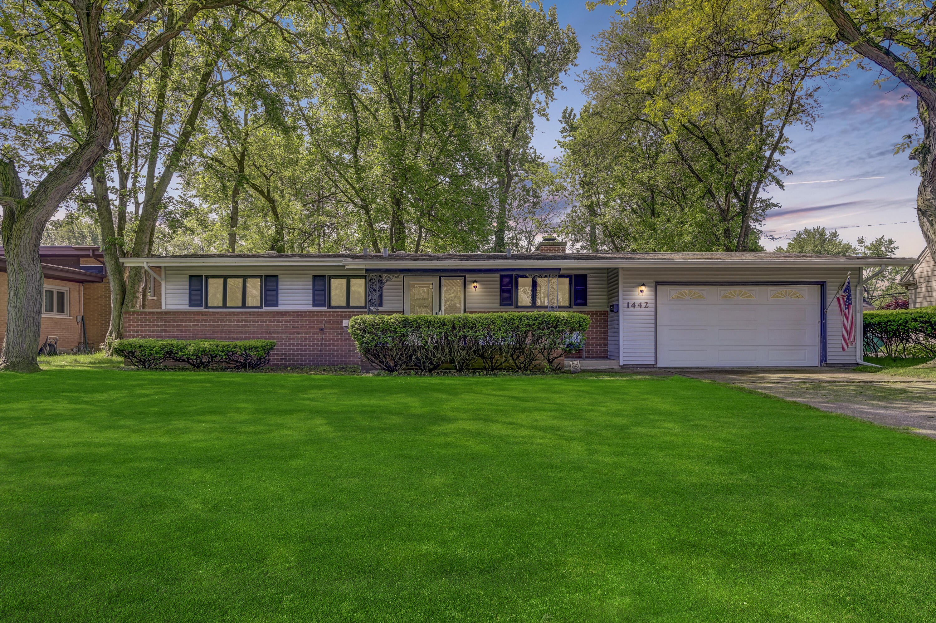 a view of a house with backyard and garden