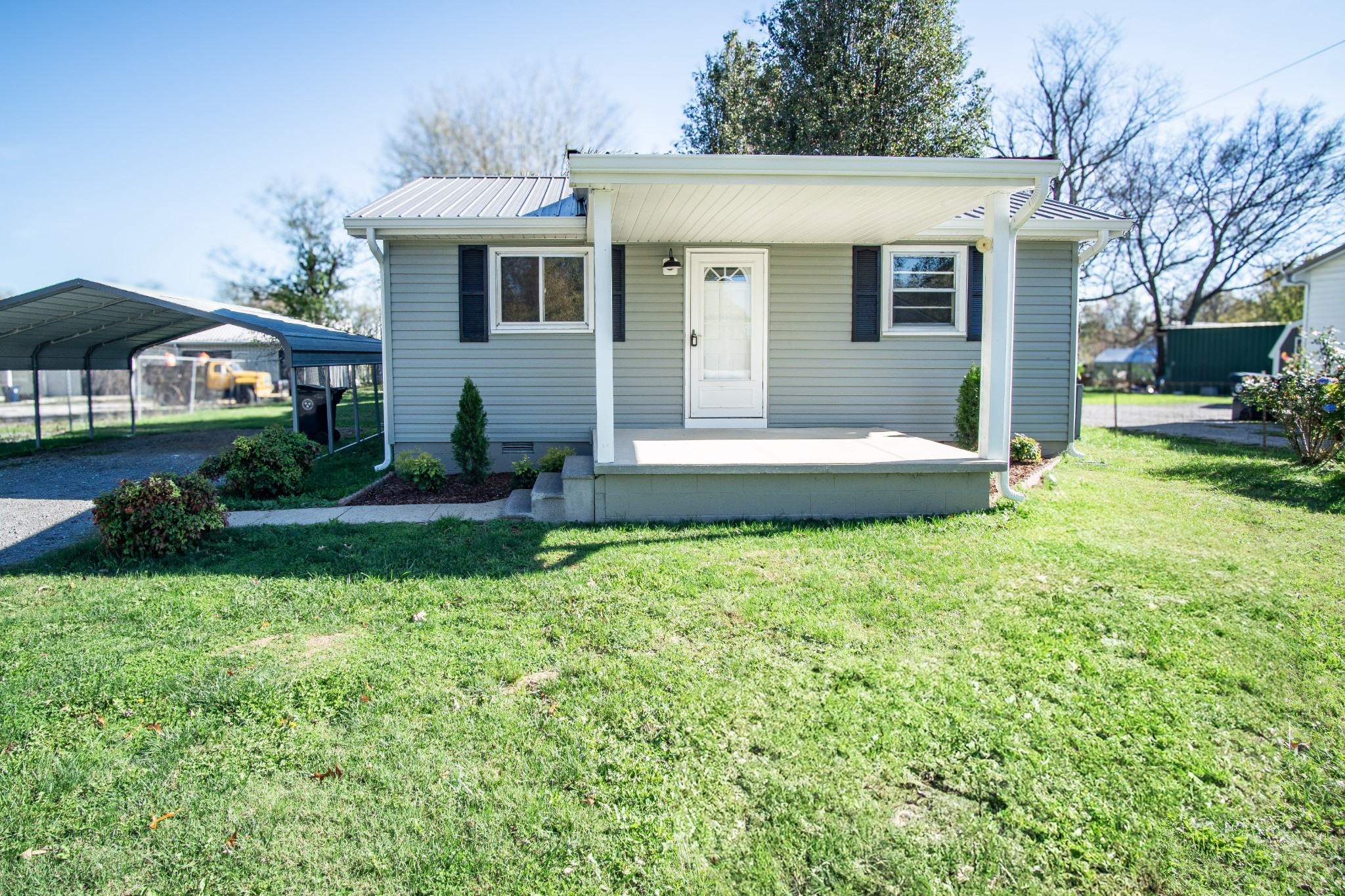 a view of a house with backyard and garden