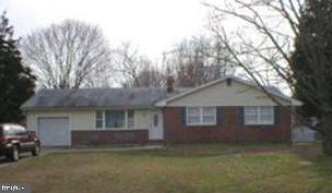 a view of a yard in front of a house