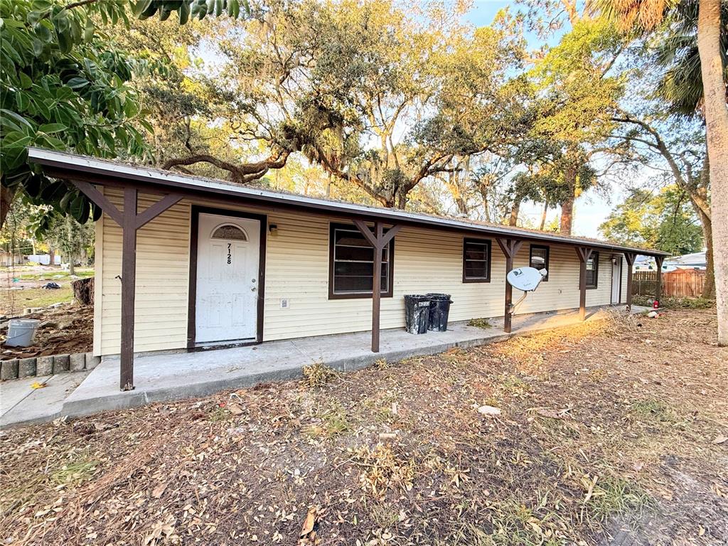 a front view of house with yard