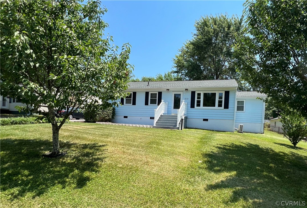 a view of a house with a backyard