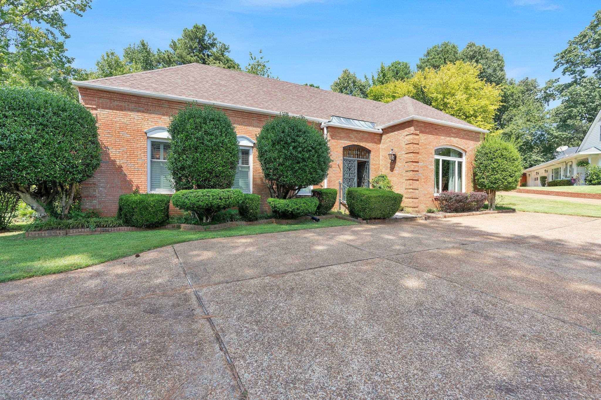 View of front of property featuring a front yard