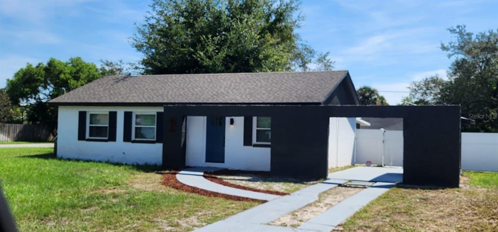 a view of a house with a yard