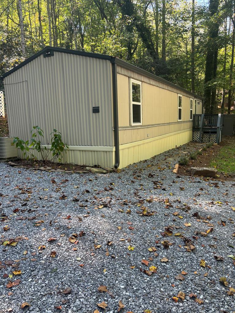 a view of a backyard