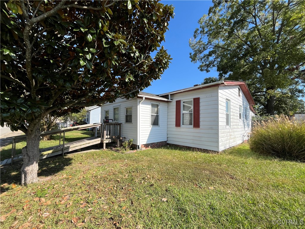 View of front of house featuring a front lawn