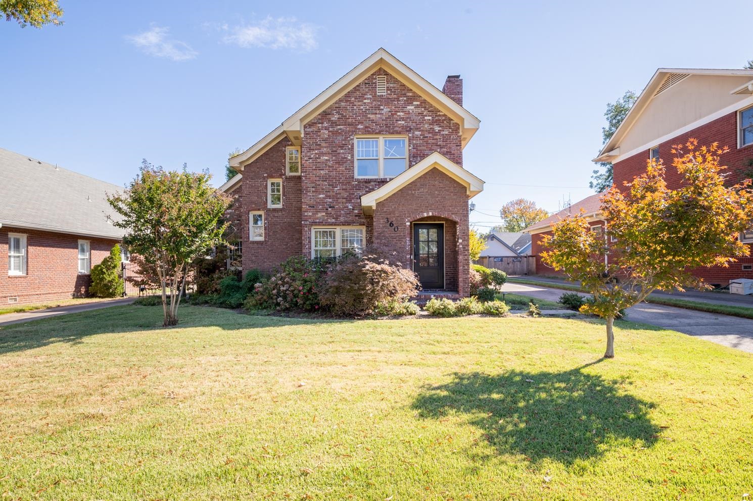 View of front property with a front lawn