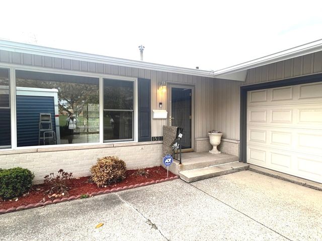 $292,900 | 15224 Central Avenue | Oak Forest