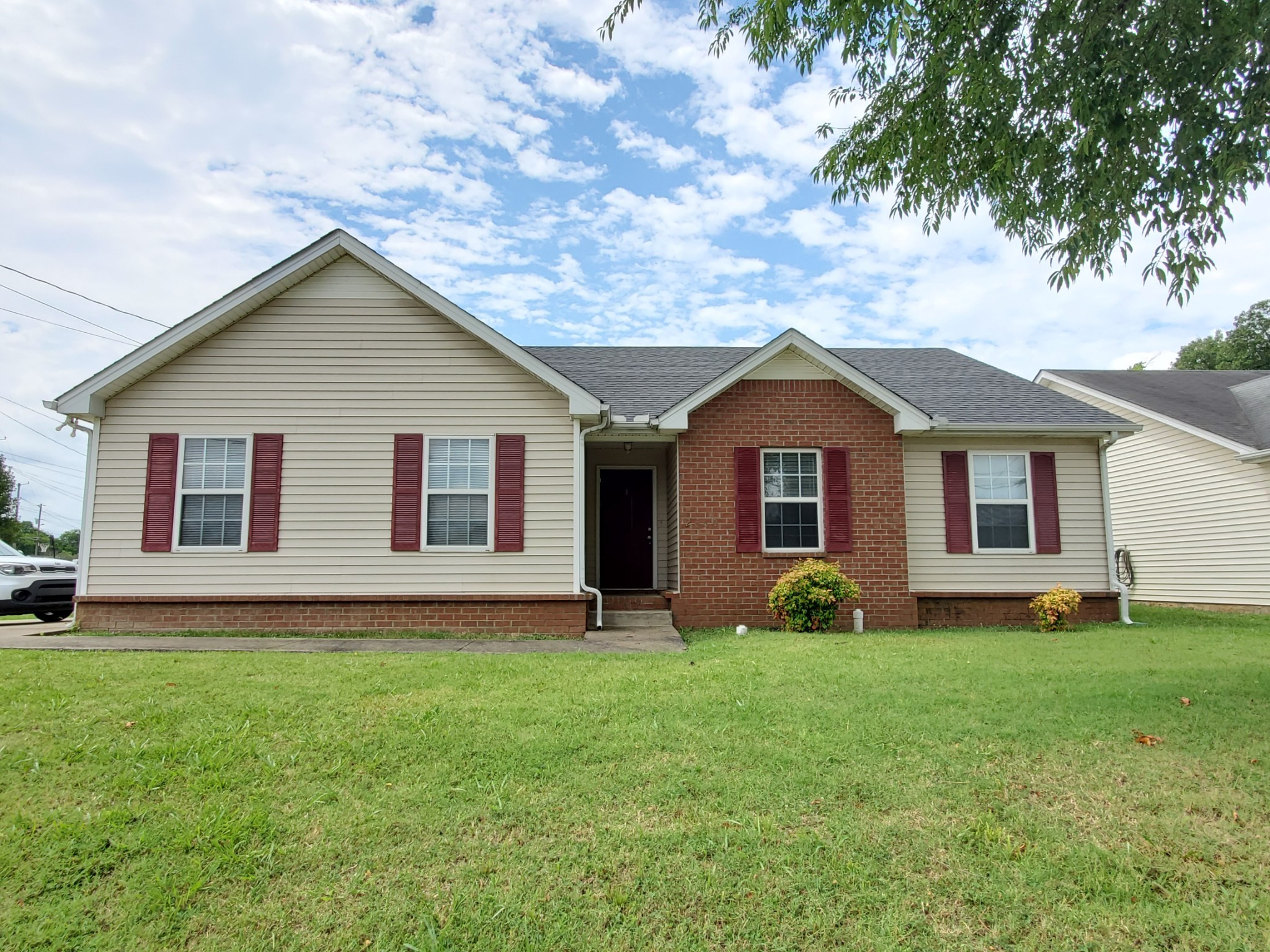 a view of front of a house with a yard