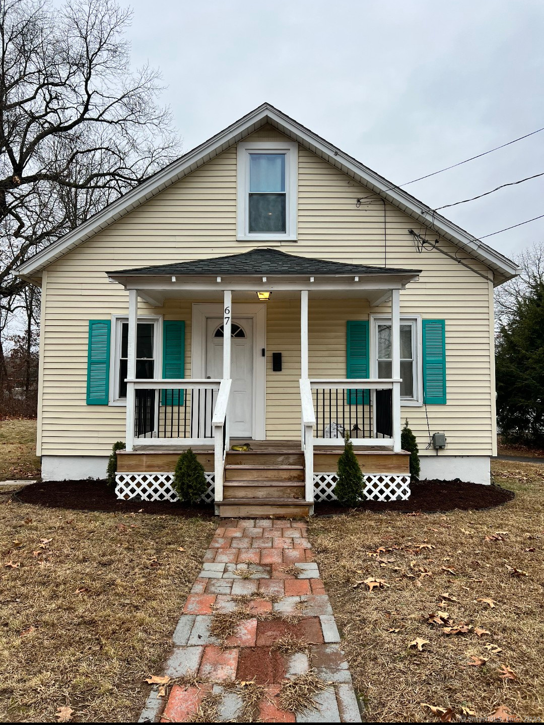 a view of a house with a yard