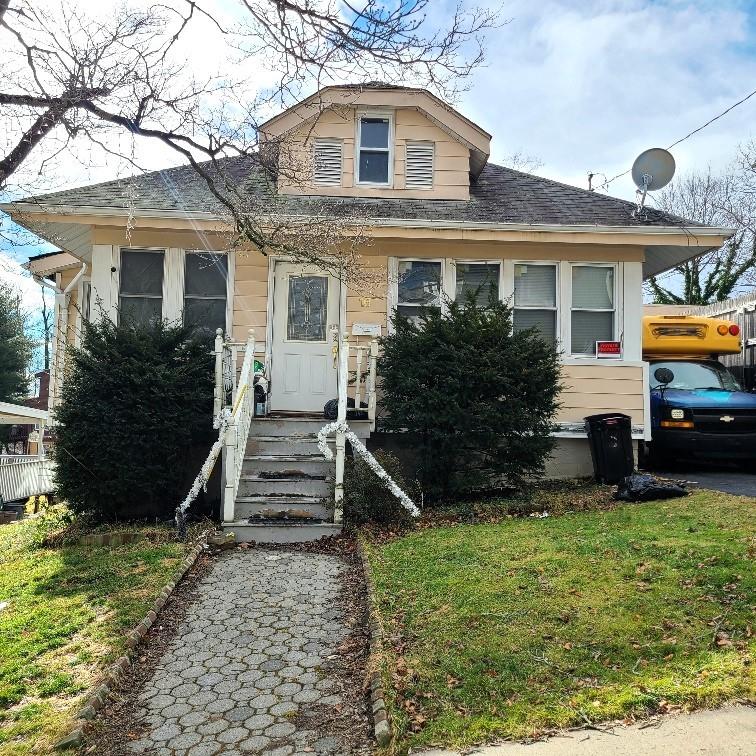 a front view of house with yard