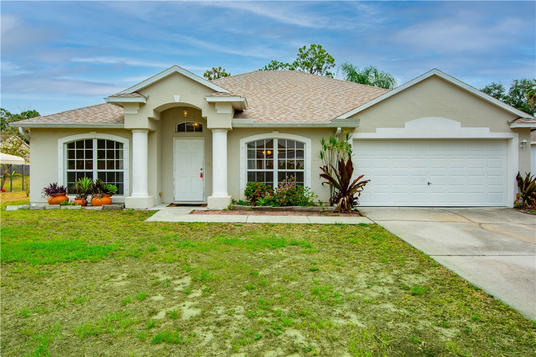 a view of a house with backyard and porch