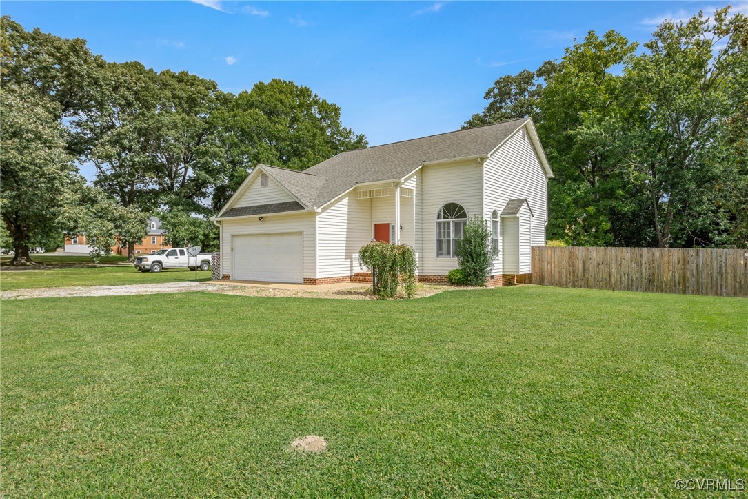 a view of a house with backyard