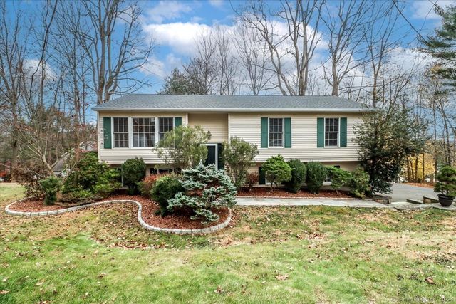 $575,000 | 21 Ken Oaks Drive | Danbury