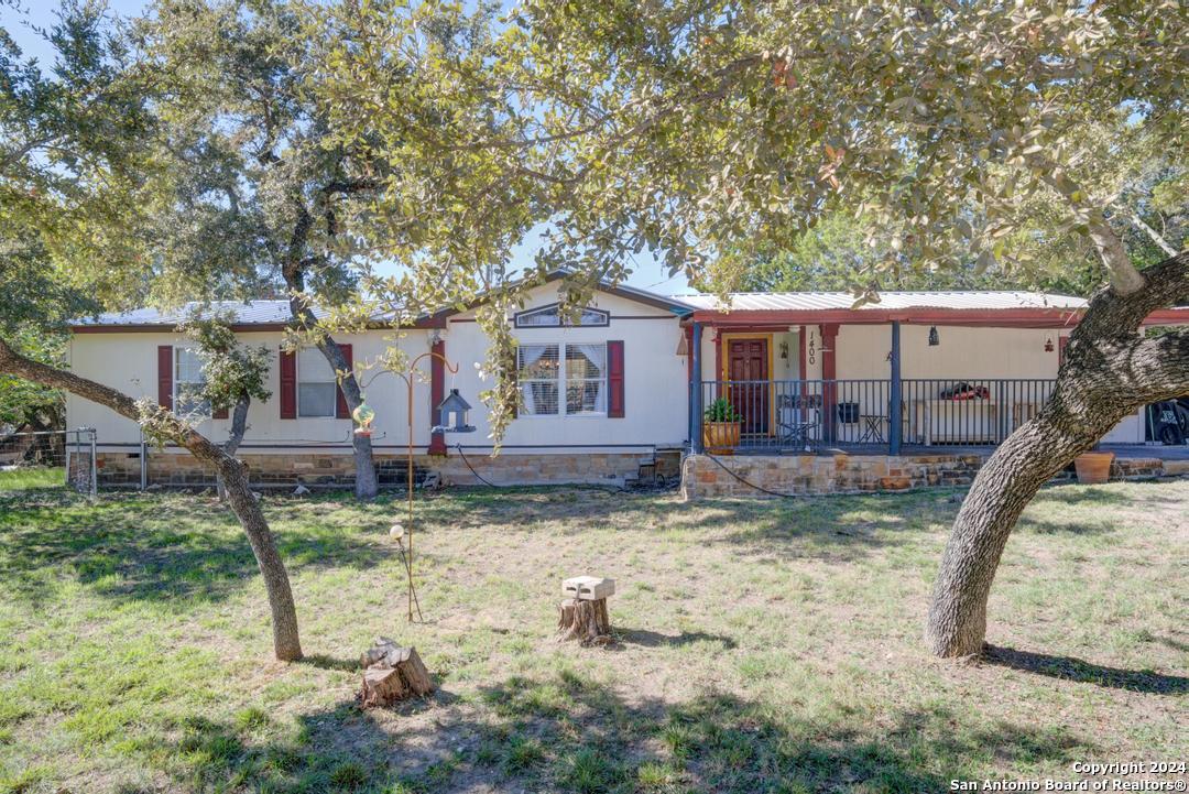 a view of a house with backyard