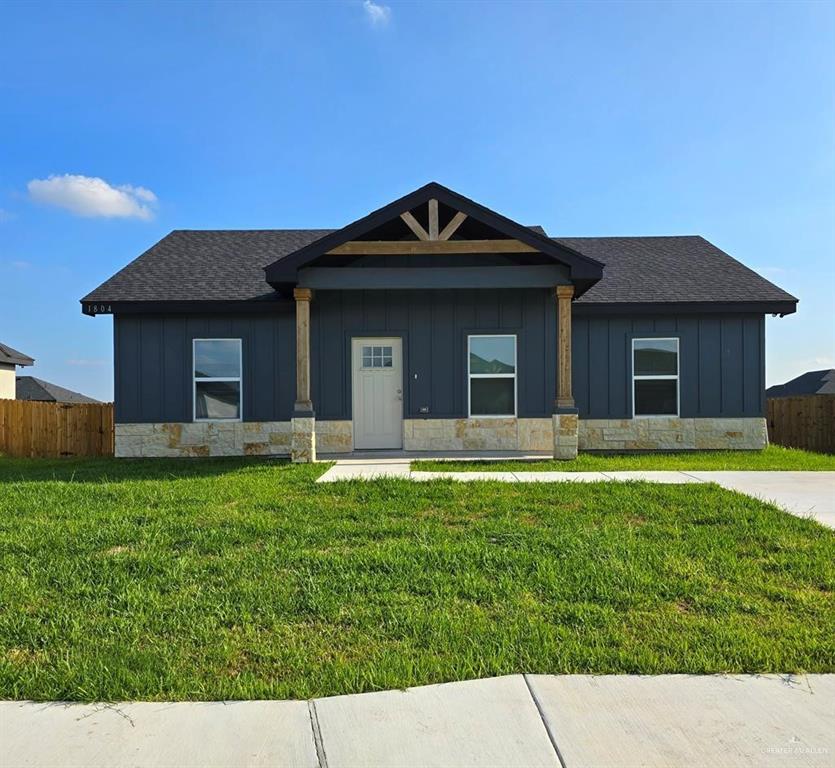 View of front facade featuring a front yard